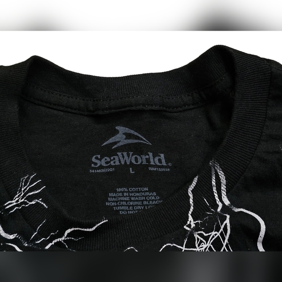 Seaworld Shamu Killer Whale Orca Lightning Graphics AOP Black T-Shirt Men Large - Picture 3 of 4